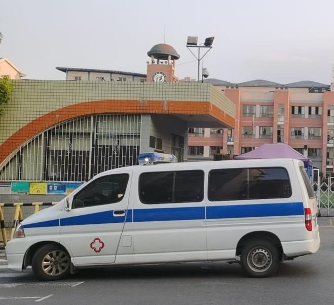 崖城镇救护车出租护送骨折病人一公里多少钱